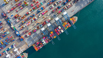 空中视图货物船终端卸货起重机货物船终端空中视图工业港口与容器和容器船