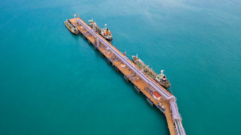 空中视图油<strong>轮船</strong>卸货港口业务进口出口石油与油<strong>轮船</strong>运输石油从炼油厂的海