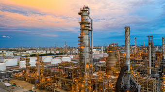 石油炼油厂《暮光之城》空中视图石化植物和石油炼油厂植物背景晚上石化石油炼油厂工厂植物《暮光之城》
