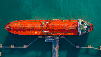 空中视图油轮船卸货港口业务进口出口石油与油轮船运输石油从炼油厂的海