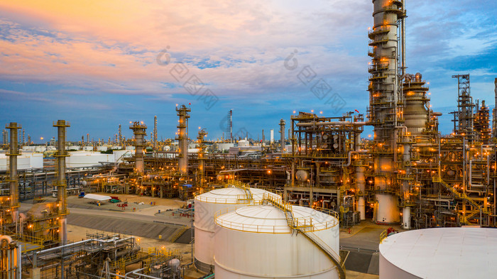 石油炼油厂《暮光之城》空中视图石化植物和石油炼油厂植物背景晚上石化石油炼油厂工厂植物《暮光之城》