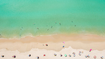 空中视图素林海滩普吉岛泰国素林海滩非常著名的旅游目的地普吉岛热带桑迪海滩与绿松石清晰的水旅游的海滩和及雨伞