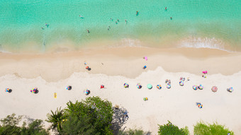 空中视图素林海滩普吉岛泰国素林海滩非常著名的<strong>旅游</strong>目的地普吉岛热带桑迪海滩与绿松石清晰的水<strong>旅游</strong>的海滩和及雨伞