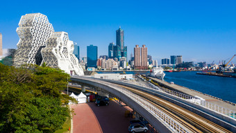 空中视图高雄城市与蓝色的天空背景和高雄港台湾