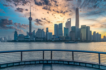 上海天际线和摩天大楼现代建筑建设体系结构亚洲上海lujiazui市中心业务和金融中国的黄埔河