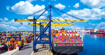 容器货物船工业港口进口出口全球业务在世界范围内物流和运输容器船卸货<strong>运费</strong>航运空中视图容器货物船船<strong>运费</strong>船