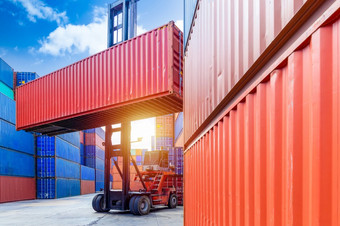 容器堆垛机起重机提升叠加容器盒子院子里容器加载货物运费进口和出口业务物流公司行业物流和运输