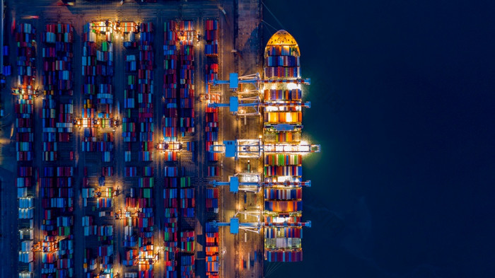 空中视图容器船晚上进口出口商务全球业务贸易物流和运输在世界范围内容器货物船船运费航运海上