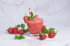 喝冰沙夏天草莓美味的草莓奶昔新装的与新鲜的草莓和薄荷玻璃软焦点美丽的开胃菜粉红色的草莓好吧被和重量损失概念