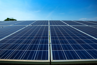 光伏模块太阳能权力植物和蓝色的天空日落背景替代能源概念