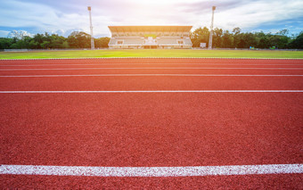 白色行体育场和纹理运行赛马场红色的橡胶赛马场户外体育场是跟踪和绿色草场空体育<strong>运动体育</strong>场与跟踪足球场足球场