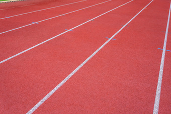 白色行体育场和纹理运行赛马场红色的橡胶赛马场户外体育场是跟踪和绿色草场空体育<strong>运动体育</strong>场与跟踪