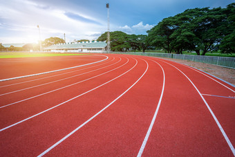 白色行体育场和纹理运行赛马场红色的<strong>橡胶</strong>赛马场户外体育场是跟踪和绿色草场空体育运动体育场与跟踪