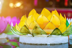 美丽的克拉通使泡沫浮动的水为阿来克拉通节日泰国新一年和河女神敬拜仪式的完整的月亮的月著名的节日泰国