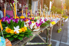 克拉通浮动篮子香蕉叶为阿来克拉通节日泰国新一年和河女神敬拜仪式的完整的月亮的月著名的节日泰国