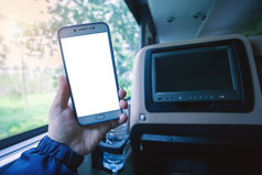 特写镜头手持有智能手机模糊图片触摸世界数字旅游路旅行概念摘要内部液晶显示器屏幕空白后座位的公共汽车为娱乐的公共汽车模糊背景
