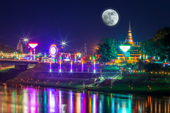 的阿来<strong>水灯</strong>节日宝塔的寺庙那河畔的南河晚上旅游吸引力phitsanulok泰国