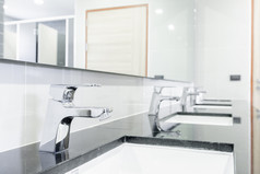 公共室内浴室与水槽盆地水龙头排现代设计