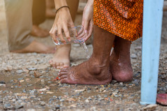 手倒水的脚受人尊敬的长老和问为祝福快乐为的泼水节节日泰国传统的泰国新一年