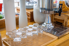 多个行透明的空玻璃瓶容器为很酷的水自助餐自我服务酒店