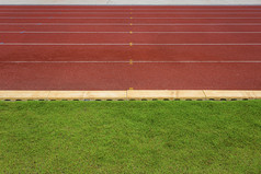 纹理运行赛马场红色的橡胶赛马场户外体育场是跟踪和绿色草场空体育运动体育场与跟踪足球场足球场