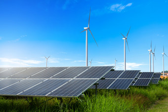 光伏模块太阳能权力植物与风涡轮机对和蓝色的天空与云替代能源概念
