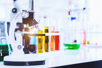 显微镜和测试管与实验室<strong>玻璃器皿</strong>实验室背景研究和科学概念
