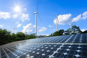 光伏模块太阳能权力<strong>植物</strong>与风涡轮机对和蓝色的天空与云替代清洁能源概念