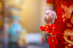 特写镜头小亚洲女人穿红色的传统的中国人旗袍装饰持有小灯笼装饰为中国人新一年