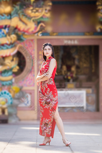 肖像美丽的微笑亚洲年轻的女人穿红色的传统的<strong>中国</strong>人旗袍装饰为<strong>中国</strong>人新一年节日<strong>中国</strong>人神社泰<strong>国</strong>