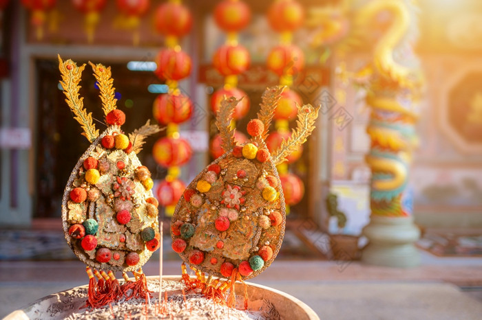 红色的蜡烛和燃烧香棒纸黄金与的中国人字母祝福写《财富》杂志祝福赞美为支付尊重神中国人新一年一天中国人神社