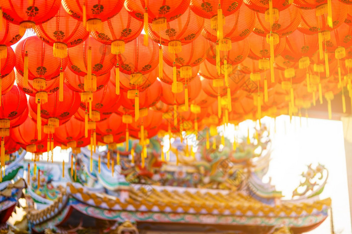 红色的灯笼装饰为中国人新一年节日中国人神社古老的中国人艺术与的中国人字母祝福写《财富》杂志祝福赞美公共的地方泰国