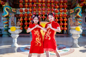 肖像美丽的微笑可爱的小亚洲两个女孩穿红色的传统的<strong>中国</strong>人旗袍装饰为<strong>中国</strong>人新一年节日<strong>中国</strong>人神社