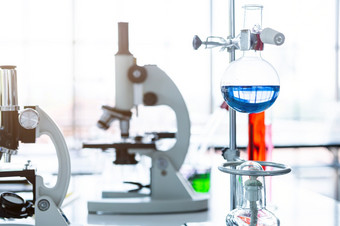 显微镜和测试管与实验室玻璃器皿实验室背景研究和科学概念