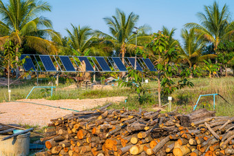 桩柴火为准备的木炭部落和太阳能面板为农业农村房子区域农业字段农用工业家庭农村风格泰国聪明的农场替代