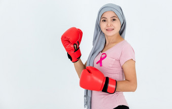 亚洲女人疾病乳腺癌症病人战斗显示拳击手套乳房癌症意识月孤立的白色空白复制空间工作室背景医疗保健医学概念