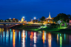 光的南河的纳瑞松桥和反之亦然什么Ratchaburana和普朗什么phra拉达纳Mahathat也用通俗语的南河和的公园晚上phitsanulok泰国