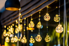 圣诞节装饰灯的形状明星为与绳子散景背景装饰在圣诞节和新一年