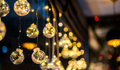 圣诞节装饰灯的形状明星为与绳子散景背景装饰在圣诞节和新一年
