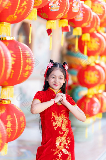 小可爱的亚洲女孩穿传统的<strong>中国</strong>人旗袍红色的与纸灯笼与的<strong>中国</strong>人字母祝福写《财富》杂志祝福赞美装饰为<strong>中国</strong>人新一年
