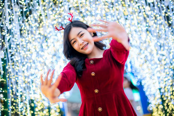 肖像美丽的年轻的亚洲女人<strong>红色</strong>的衣服服装和圣诞节问候<strong>图片</strong>包裹装饰圣诞节树光<strong>圆</strong>形散景背景装饰在圣诞节和新一年