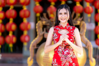 肖像美丽的微笑亚洲年轻的女人穿红色的旗袍衣服传统的装饰为<strong>中国</strong>人新一年节日庆祝文化<strong>中国中国</strong>人神社泰<strong>国</strong>