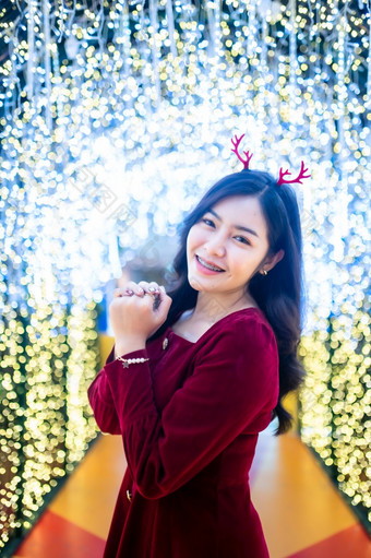 肖像美丽的年轻的亚洲女人<strong>红色</strong>的衣服服装和圣诞节问候<strong>图片</strong>包裹装饰圣诞节树光<strong>圆</strong>形散景背景装饰在圣诞节和新一年