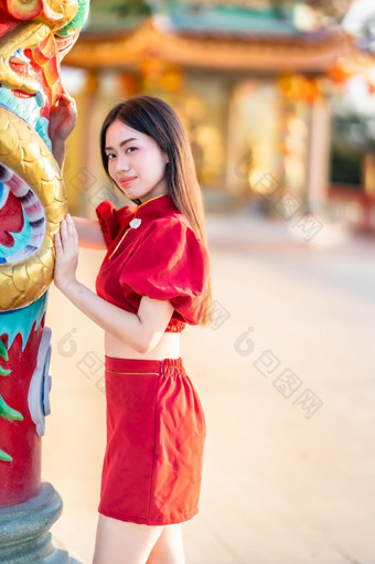 肖像美丽的微笑亚洲年轻的女人穿红色的旗袍衣服传统的装饰为中国人新一年节日庆祝文化中国中国人神社公共的地方泰国