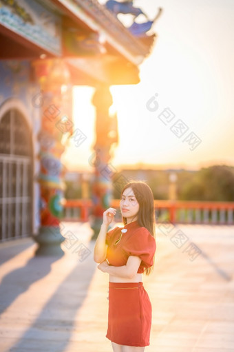 肖像美丽的微笑亚洲年轻的女人穿<strong>红色</strong>的旗袍衣服传统的装饰为中国人新一年节日庆祝<strong>文化</strong>中国中国人神社公共的地方泰国