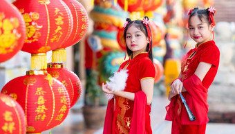 亚洲两个女孩穿红色的传统的<strong>中国</strong>人旗袍装饰持有<strong>中国</strong>人范宁和灯笼与的<strong>中国</strong>人文本祝福写《财富》杂志祝福为<strong>中国</strong>人新一年