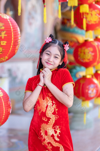 小可爱的亚洲女孩穿传统的<strong>中国</strong>人旗袍红色的与纸灯笼与的<strong>中国</strong>人字母祝福写《财富》杂志祝福赞美装饰为<strong>中国</strong>人新一年