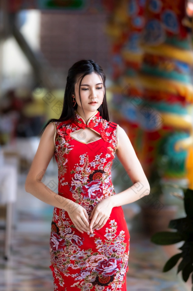 肖像美丽的微笑亚洲年轻的女人穿红色的旗袍衣服传统的装饰为中国人新一年节日庆祝文化中国中国人神社泰国