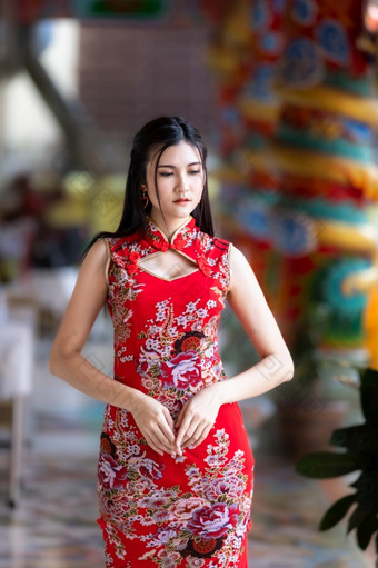 肖像美丽的微笑亚洲年轻的女人穿红色的旗袍衣服传统的装饰为<strong>中国</strong>人新一年节日庆祝文化<strong>中国中国</strong>人神社泰国