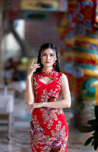 肖像美丽的微笑亚洲年轻的女人穿<strong>红色</strong>的旗袍衣服传统的装饰为中国人新一年节日庆祝<strong>文化</strong>中国中国人神社泰国